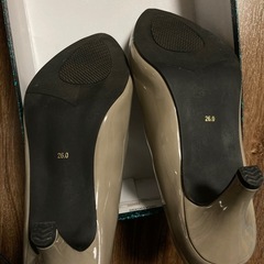 26.0パンプス　エナメル　グレーの画像