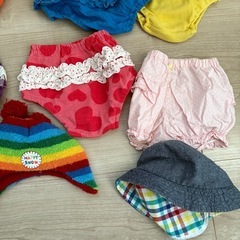 ベビーパンツと帽子の画像