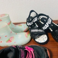 自転車子供用ヘルメットと子供靴まとめての画像