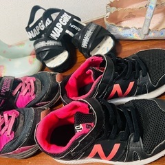 自転車子供用ヘルメットと子供靴まとめての画像