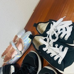 自転車子供用ヘルメットと子供靴まとめての画像