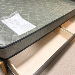 木製ベッドフレームとマットレスのセット
の画像