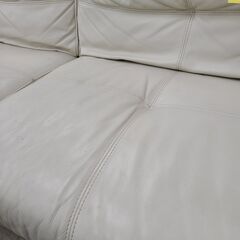 J1827【リユースのサカイ柏店】KEYUCA　ケユカ　3人掛けソファ　レザー　ホワイト　クリーニング済みの画像