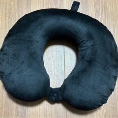 【美品】低反発枕 ネックピロー 携帯まくら　旅行用品　トラベルギア　クッション　キャンプ　アウトドア用品　首枕　快適グッズ　Neck Pillowの画像