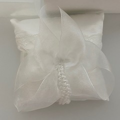 ダイヤモンドシライシ リングピローの画像