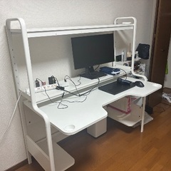 ゲーミングデスク&チェアの画像