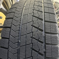 ホイール付きスタッドレスタイヤの画像