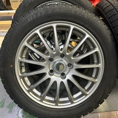 ホイール付きスタッドレスタイヤの画像