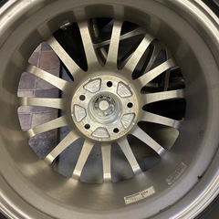 ホイール付きスタッドレスタイヤの画像