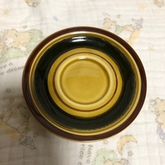 茶色と黄色のストライプカップとソーサーセットの画像