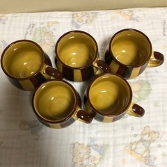 茶色と黄色のストライプカップとソーサーセットの画像