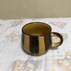 茶色と黄色のストライプカップとソーサーセットの画像
