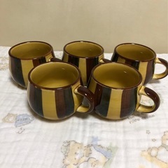 茶色と黄色のストライプカップとソーサーセットの画像