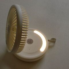 充電式の照明・首振り機能付きポータブル扇風機の画像