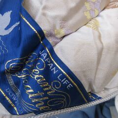 羽毛布団　ダウン　日本製　シングル　刺繍生地ゴールド系の画像