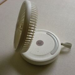 充電式の照明・首振り機能付きポータブル扇風機の画像