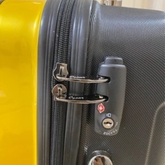 黄色のキャリーケースの画像