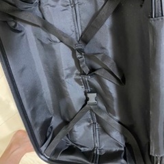 黄色のキャリーケースの画像