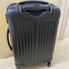 黄色のキャリーケースの画像