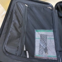 黄色のキャリーケースの画像