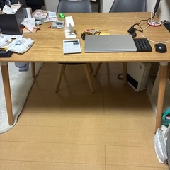 ダイニングテーブルと椅子4脚の画像