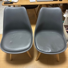 ダイニングテーブルと椅子4脚の画像