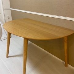 ダイニングテーブルの画像