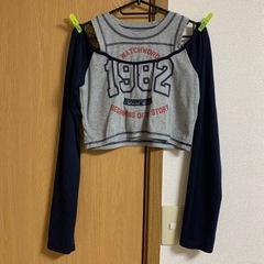 ロンT　カレッジロゴショルダーオープンクロップド丈ロンT ショート丈　の画像