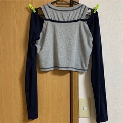 ロンT　カレッジロゴショルダーオープンクロップド丈ロンT ショート丈　の画像