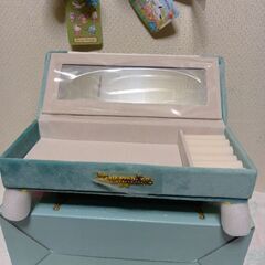 サンリオ　ハンギョドン　夜のんびりタイムソファ型ジュエリーBOX＆ひも付きぬいぐるみ3個＆フェイスシュシュセットの画像