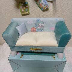 サンリオ　ハンギョドン　夜のんびりタイムソファ型ジュエリーBOX＆ひも付きぬいぐるみ3個＆フェイスシュシュセットの画像