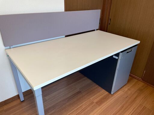 オフィスデスク W=1400　コクヨ　片袖机タイプ  デスクトップパネル付