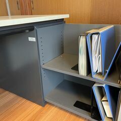 オフィスデスク W=1400　片袖机タイプ  デスクトップパネル付の画像