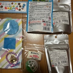 《賞味期限内》小鳥用のエサ・おもちゃの画像