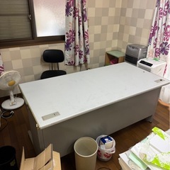 お話中 事務デスクの画像