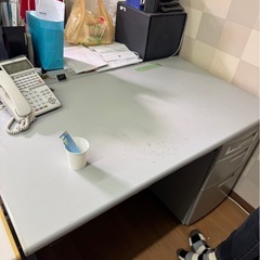 お話中 事務デスクの画像