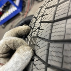 国産冬タイヤ付16インチ黒メッシュホイールの画像