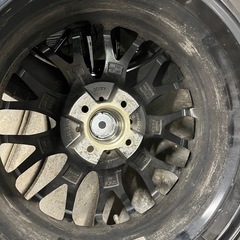 国産冬タイヤ付16インチ黒メッシュホイールの画像