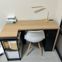 学習机、デスク、ランプ、椅子の画像