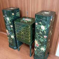 アンティークな花柄の木製チェストのセットの画像