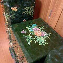 アンティークな花柄の木製チェストのセットの画像