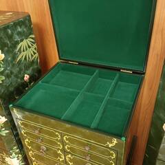 アンティークな花柄の木製チェストのセットの画像