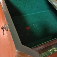 アンティークな花柄の木製チェストのセットの画像