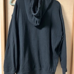 黒のパーカーの画像