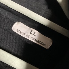 黒のパーカーの画像