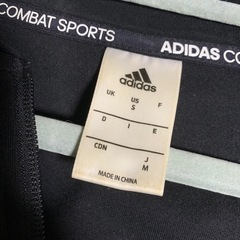 adidasパーカーの画像