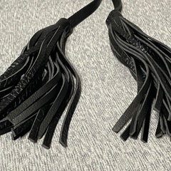 新品未使用 黒 アーバンリサーチ フリンジ チャーム 合皮の画像