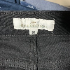 黒スキニーパンツの画像