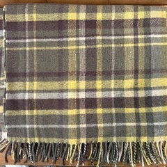 イエローとブラウンのチェック柄が特徴のウールマフラー。✖️２枚です。の画像