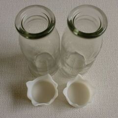牛乳瓶風の保管容器　2つセットの画像